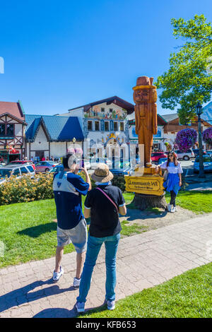 Front Street à Leavenworth un village de style bavarois dans les Cascade Mountains dans le centre de l'État de Washington dans le comté de Chelan, Washington, États-Unis Banque D'Images