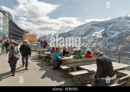 Le Grossglockner, Autriche - 23 septembre 2017 : visite de personnes non reconnues la plate-forme d'observation du Kaiser Franz Josef Glacier alpi grossglockner. Banque D'Images