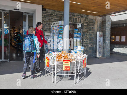 Le Grossglockner, Autriche - 23 septembre 2017 : les touristes non reconnu avec les bâtons de trekking visitez la boutique de souvenirs du Kaiser Franz Josef Glacier. grossglo Banque D'Images