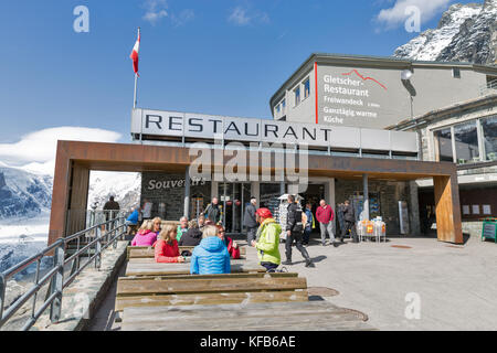 Le Grossglockner, Autriche - 23 septembre 2017 : visite de personnes non reconnu de souvenirs shop, gletscher restaurant et plate-forme d'observation du Kaiser Franz j Banque D'Images