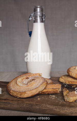 Bouteille de lait et biscuits sucrés avec du sucre en poudre Banque D'Images