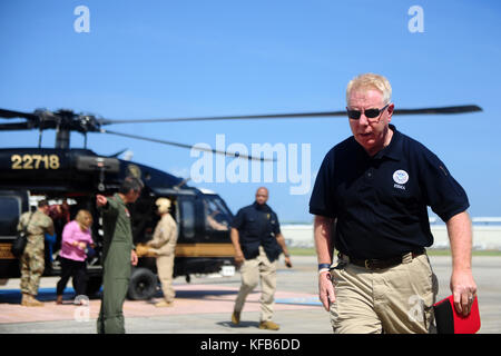 Agence fédérale de gestion des urgences (FEMA) L'officier de coordination fédéral Michael Byrne arrive à l'aéroport d'Isla Grande pour étudier les dommages causés par l'ouragan Maria le 21 octobre 2017 à San Juan, Porto Rico. (Photo de Steven Shepard via Planetpix) Banque D'Images