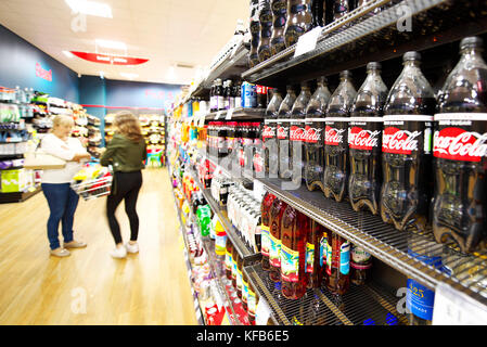 Des rayonnages remplis de graisse et sucre pétillant zéro des boissons gazeuses pour les enfants et les adultes. Coca Cola dans le châssis Banque D'Images