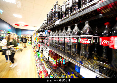 Des rayonnages remplis de graisse et sucre pétillant zéro des boissons gazeuses pour les enfants et les adultes. Coca Cola dans le châssis Banque D'Images