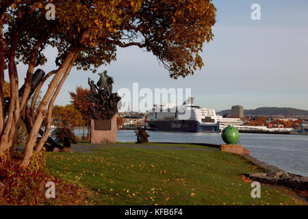 La vue depuis le musée Fram, bygdøy, Oslo, Norvège vers le centre-ville avec la Color Line ferry à port Banque D'Images