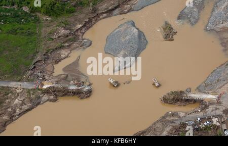 Vue aérienne d'une rivière en crue et pont cassé suite à l'ouragan maria le 15 octobre 2017 à Utuado, puerto rico. (Photo par Andrea Booher via planetpix) Banque D'Images