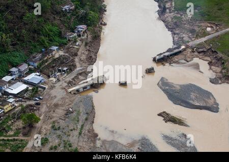 Vue aérienne d'un pont cassé et des inondations de la rivière Rio Charco Abajo à la suite de l'ouragan Maria 15 octobre 2017 à Utuado, Porto Rico. (Photo par Andrea Booher via Planetpix) Banque D'Images