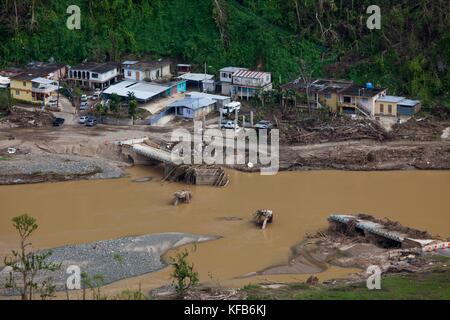 Vue aérienne d'un pont cassé et l'inondation de la rivière Rio Abajo charco suite à l'ouragan maria le 15 octobre 2017 à Utuado, puerto rico. (Photo par Andrea Booher via planetpix) Banque D'Images