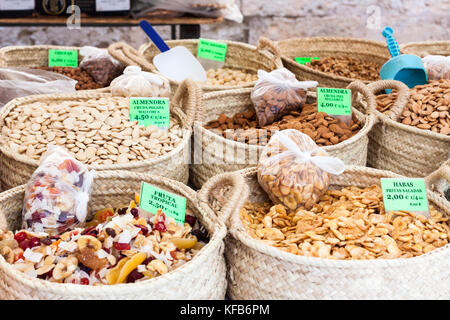 Amandes pelées brut, Séché des fruits tropicaux, des amandes brutes avec la peau et salé frit fèves. marché sineu, Mallorca, Espagne Banque D'Images