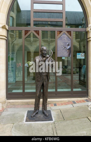 Statue de du Prix Nobel Francis Crick, Northampton Guildhall, ; il a fait ses études à la Grammar School et co-découvert la molécule d'ADN Banque D'Images