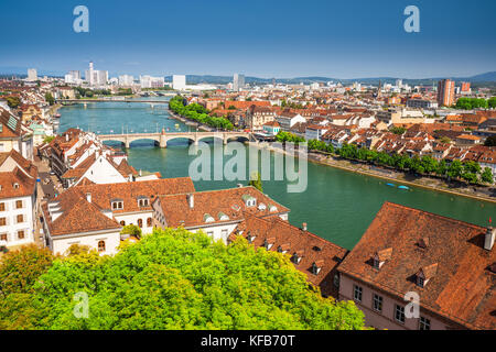 Centre de la vieille ville de Bâle avec le Rhin, la Suisse, l'Europe. Bâle est une ville du nord-ouest de la Suisse sur le Rhin et troisièmes-popula Banque D'Images