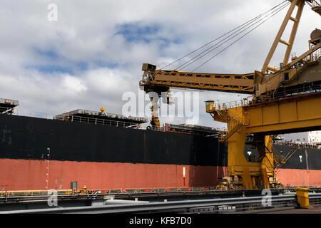 Le chargement du charbon dans la cale du navire au quai de Newcastle, Nouvelle-Galles du Sud, Australie.prête pour le transport vers diverses destinations. Banque D'Images