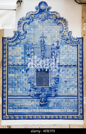 Bleu Azulejo carreaux en céramique de la célèbre salle capitulaire Fenêtre, Couvent du Christ, à l'extérieur d'un restaurant, Tomar, Province du Ribatejo, Portugal Banque D'Images