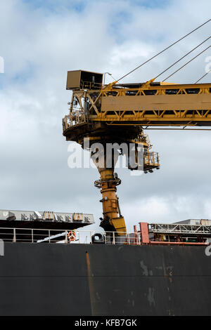 Machines chargement de charbon dans la cale d'un bateau pour l'expédition aux clients partout dans le monde de l'Australie. Banque D'Images