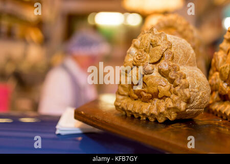 Gagnante du prix pork pie afficher avec de beaux ornements pâtisserie croustillant avec fleur rose et floral modes sur une échoppe de marché dans la région de Yorkshire, Angleterre, Banque D'Images