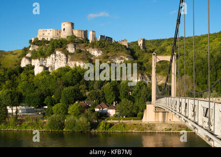 Château Gaillard, les ruines d'un château médiéval, vu de l'ensemble du pont suspendu Andelys Seine, Les Andelys, Normandie, France, Europe Banque D'Images