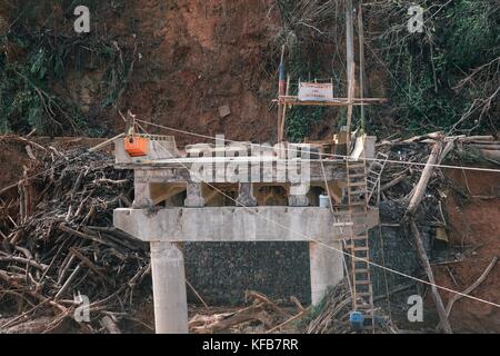 Un pont effondré surplombe la rivière Rio Charco Abajo inondée à la suite de l'ouragan Maria le 17 octobre 2017 à Utuado, Porto Rico. (Photo Eliud Echevarria via Planetpix) Banque D'Images