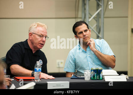 Federal Emergency Management Agency (FEMA) Agent coordonnateur fédéral Michael Byrne (à gauche) rencontre le gouverneur portoricain ricardo rossello sur les suites de l'ouragan maria au champ commun le 21 octobre 2017 bureau à San Juan, Porto Rico. (Photo de steven shepard par planetpix) Banque D'Images