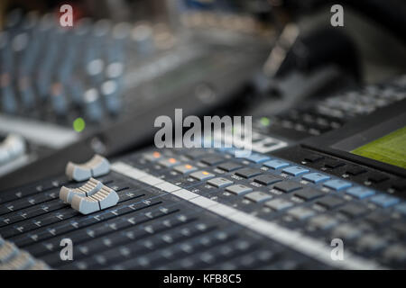 Table de mixage analogique. Console de mixage audio professionnel de radio et de télévision. Banque D'Images