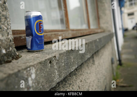 Boîte vide et écrasée de la lager de Foster laissée sur le rebord de la fenêtre de la maison, Blaenau Ffestiniog, pays de Galles. Banque D'Images