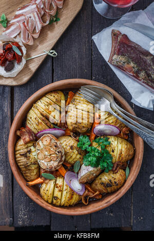 Les pommes de terre avec les carottes close up dans un bol, vertical, style rustique Banque D'Images