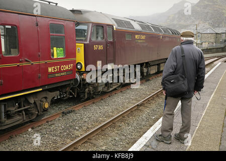 Chemins de fer de la côte ouest de la locomotive de la classe 57 57315 à blaenau ffestiniog station avec un service à la demande. Banque D'Images