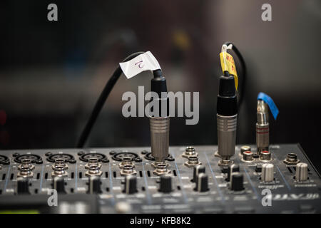 Table de mixage analogique. Console de mixage audio professionnel de radio et de télévision. Banque D'Images