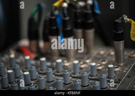 Table de mixage analogique. Console de mixage audio professionnel de radio et de télévision. Banque D'Images