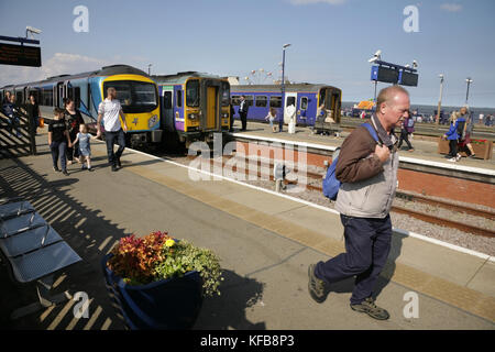 Trains et passagers à la gare de Cleethorpes, Royaume-Uni. Banque D'Images