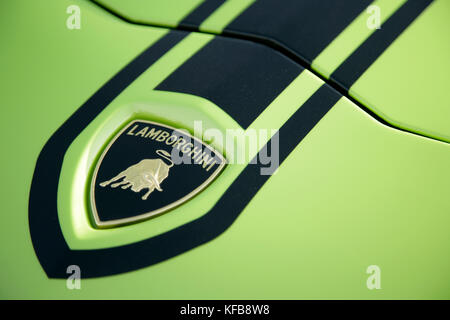 Badge et bonnet rayé en voiture de sport Lamborghini verte. Banque D'Images