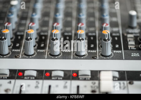 Table de mixage analogique. Console de mixage audio professionnel de radio et de télévision. Banque D'Images