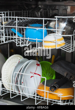 Chargé de la vaisselle sale dans le lave-vaisselle ouvert avec porte avant. Banque D'Images