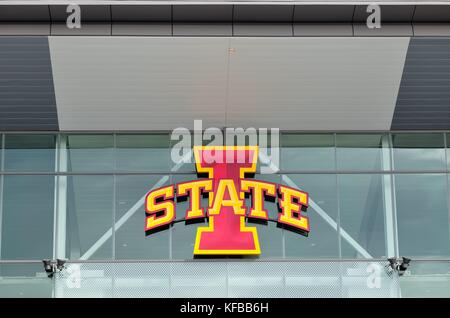 Logo de l'Université au-dessus de l'entrée est de stade Jack Trice sur le campus de l'Université de l'Iowa à Ames, Iowa, USA. Banque D'Images