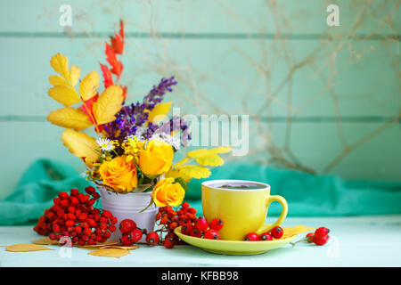 Tasse de café, les feuilles d'automne et de fleurs sur une table en bois. Automne fond avec copie espace. Encore l'automne de la vie. Focus sélectif. Banque D'Images