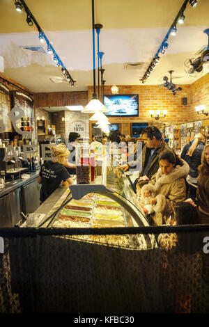 Usa, Colorado, tremble, les gens achètent de la crème glacée au Paradise Bakery and cafe Banque D'Images