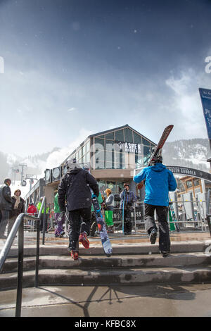 USA, Colorado, tremble, les skieurs à pied de la télécabine à la base d'Aspen Mountain, Aspen Ski Resort, Ajax Banque D'Images