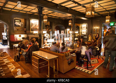 USA, Colorado, le tremble, le ski dans le salon Lounge de l'Hôtel Jerome Banque D'Images