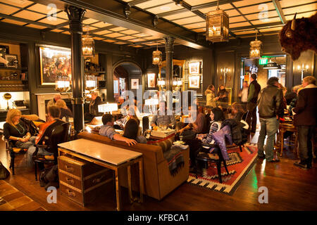USA, Colorado, le tremble, le ski dans le salon Lounge de l'Hôtel Jerome Banque D'Images