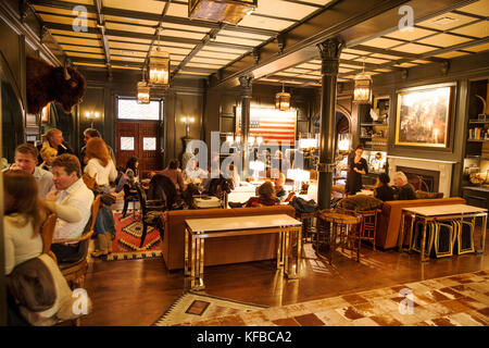 USA, Colorado, le tremble, le ski dans le salon Lounge de l'Hôtel Jerome Banque D'Images