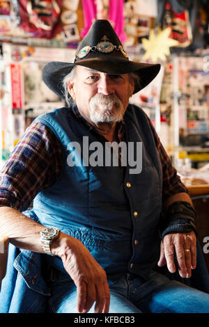 Usa, Colorado, le tremble, le portrait d'un cow-boy local dans le bar de l'woody creek tavern, woody creek Banque D'Images