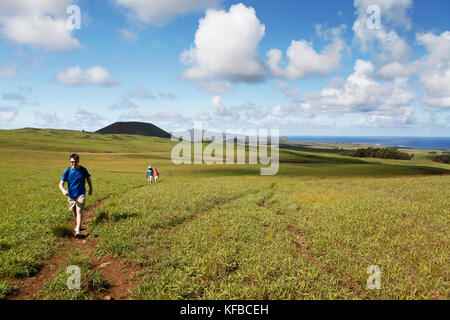 L'île de Pâques, chili, Isla de Pascua, rapa nui, les randonneurs explorer autour des collines luxuriantes vert menant à maunga terevaka, le point le plus élevé sur l'île Banque D'Images