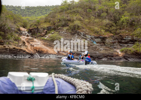 Îles Galapagos, Equateur, tangus cove, bateaux entrant dans l'anse de la m/c ocean spray Banque D'Images