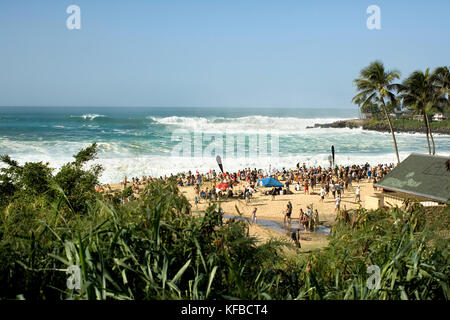 Usa, Hawaii, Oahu, regarder les gens de l'Eddie aikau surf compétition, waimea bay Banque D'Images
