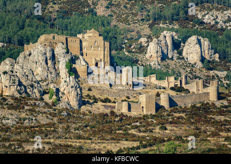Château médiéval de Loarre sur les roches avec mur Banque D'Images