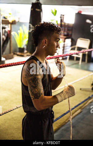 Usa, Oahu, Hawaii, un boxer prépare ses mains pour un match d'entraînement dans un gymnase à Honolulu Banque D'Images