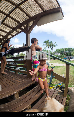 Usa, Oahu, Hawaii, une jeune fille est titulaire d'un jouet en caoutchouc à son domicile de requins sur la côte nord d'Oahu Banque D'Images