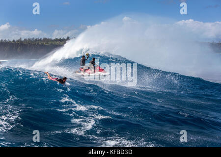 Usa, Hawaii, Maui, Jaws, jet ski sur un grand rouleau à peahi sur le northshore Banque D'Images