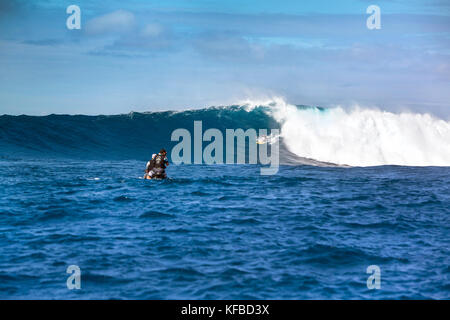 Usa, Hawaii, Maui, mâchoires, big wave surfers de décoller sur une vague à peahi sur le northshore Banque D'Images