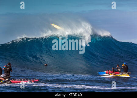 Usa, Hawaii, Maui, mâchoires, big wave surfers de décoller sur une vague à peahi sur le northshore Banque D'Images