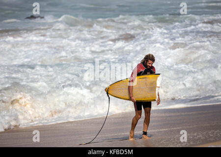 HAWAII, Oahu, Côte-Nord, les surfers à Waimea Bay Banque D'Images